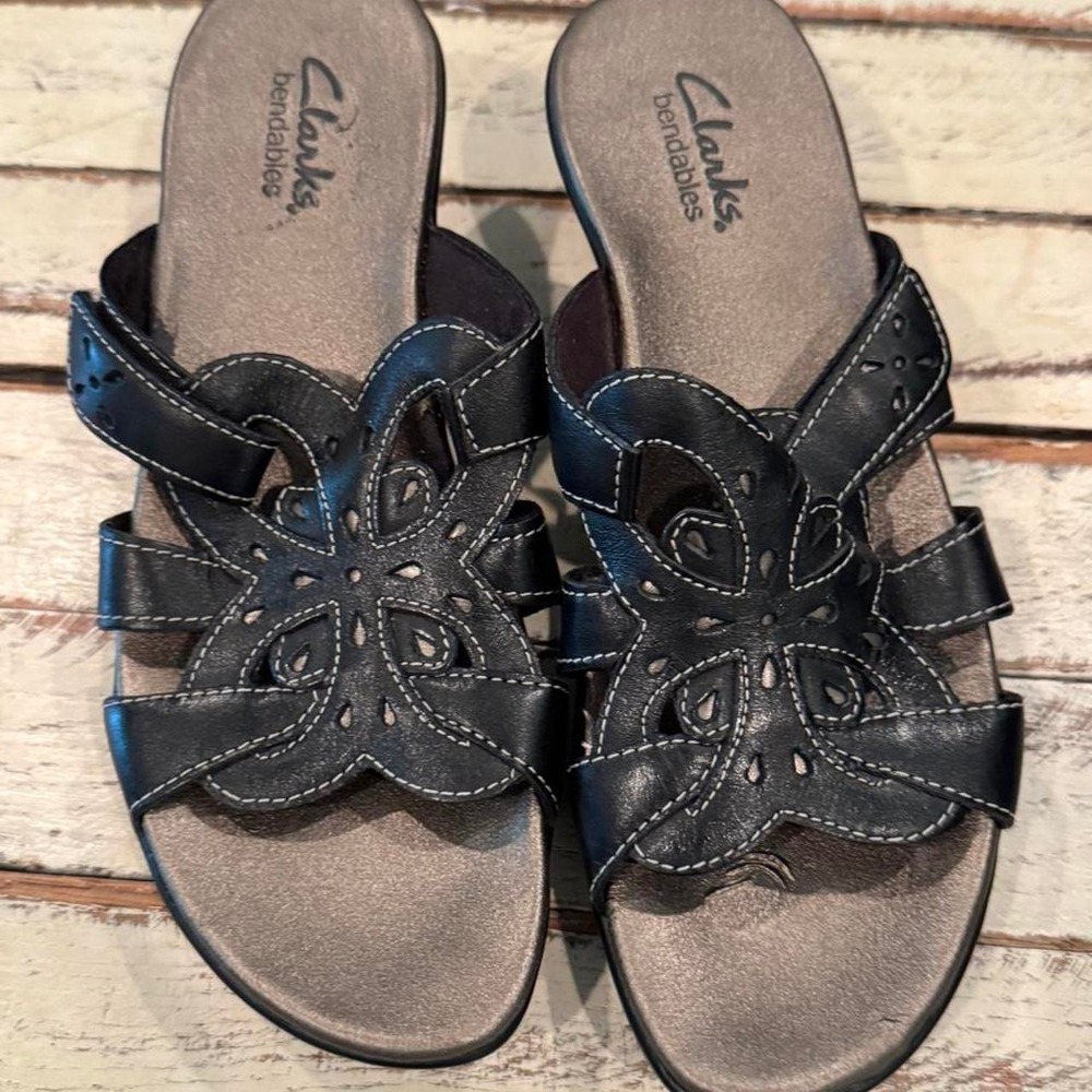 Clarks Bendables Womens Black Leather Laser Cut Floral Wedge Slide Sandals 6M